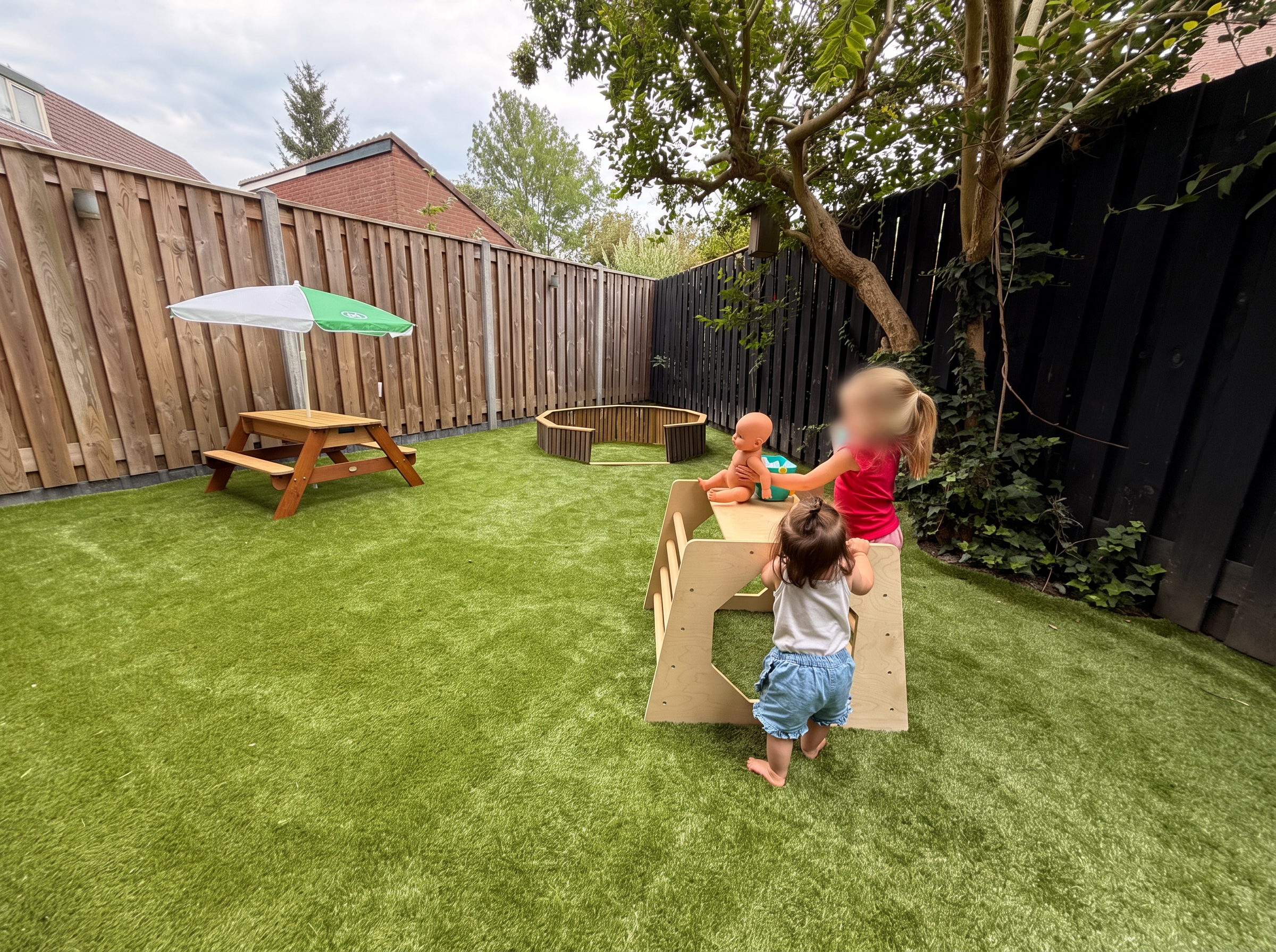 Kindjes spelen buiten in de eigen speeltuin